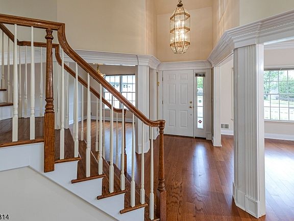 4th image of 27 Bethpage Dr