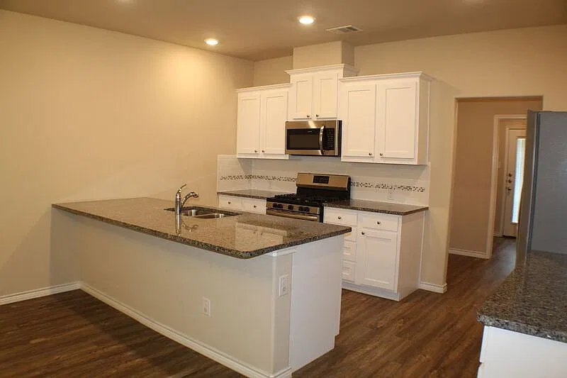 3 bed, 2.0 bath, 1585 sqft, $2,195 — Photo 3