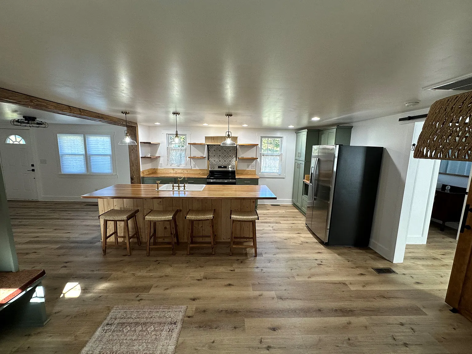 3 bed, 1300 sqft, $2,000 — Photo 3