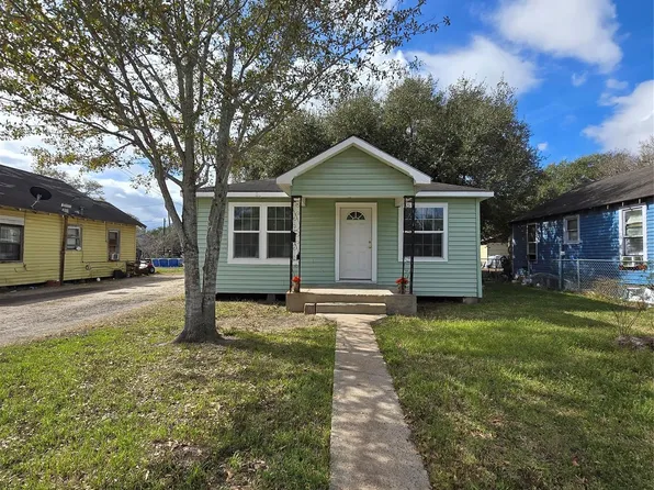 1003 Merchant St, El Campo, TX 77437