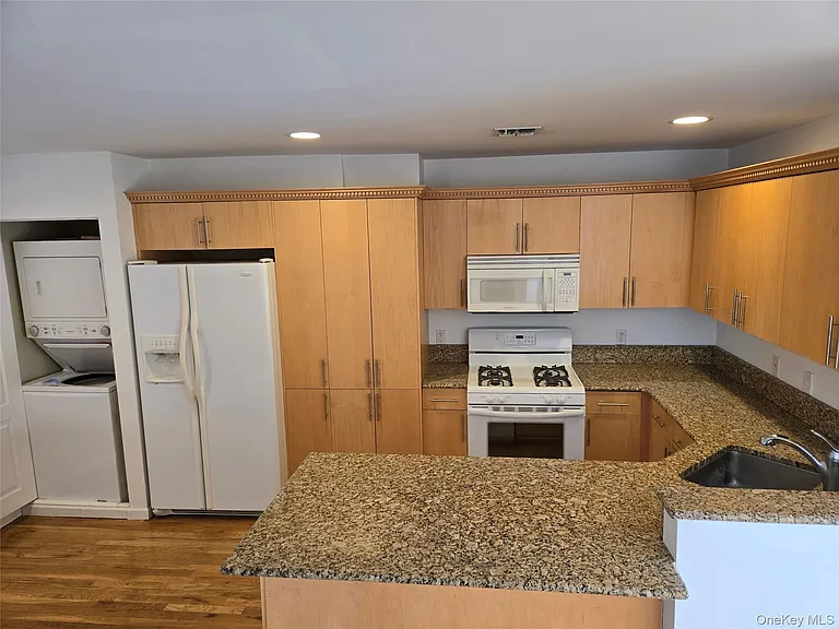 269 E Broadway #24 — Photo 7