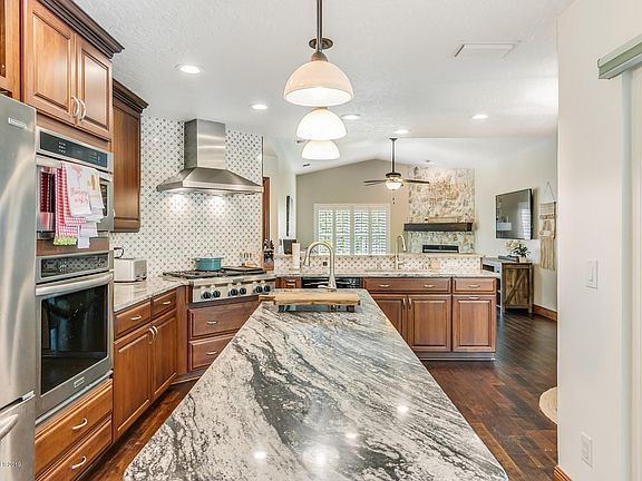 KITCHEN W/ ISLAND