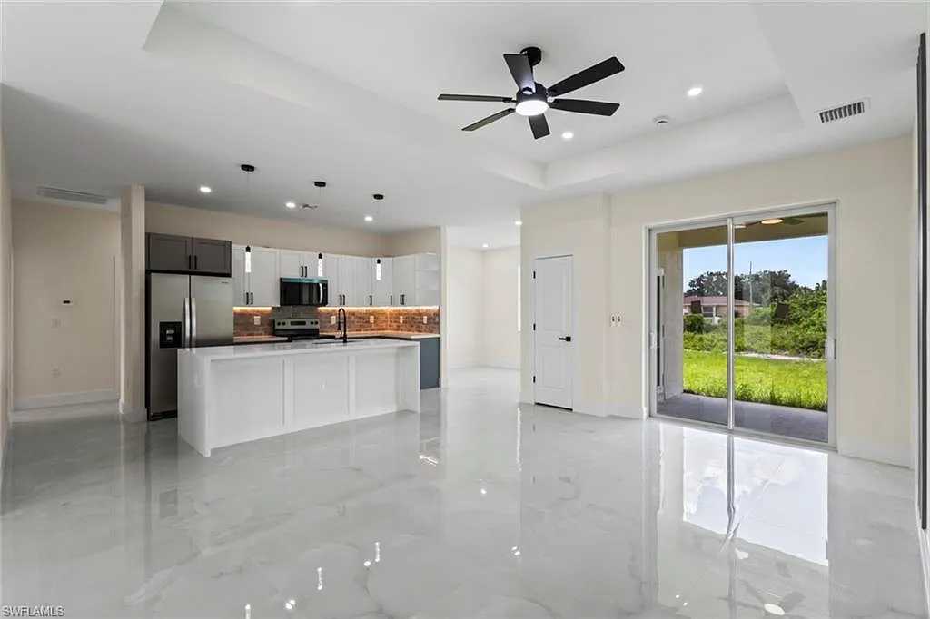 3 bed, 2.5 bath, 1600 sqft, $2,400 — Photo 2