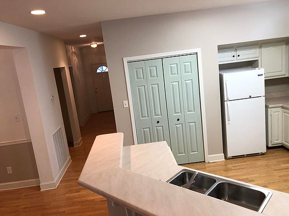 4th image of 206 Willington Pl