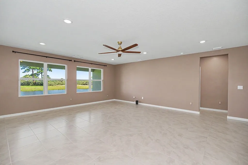 4 bed, 2347 sqft, $2,550 — Photo 4