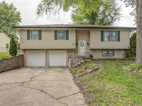 112 Highland Rd, Lansing, KS 66043
