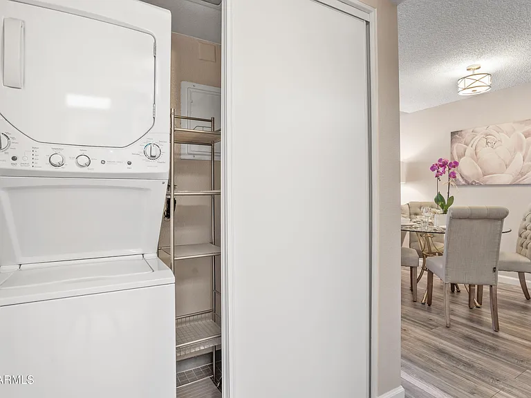 719 E Lola Dr — Photo 18