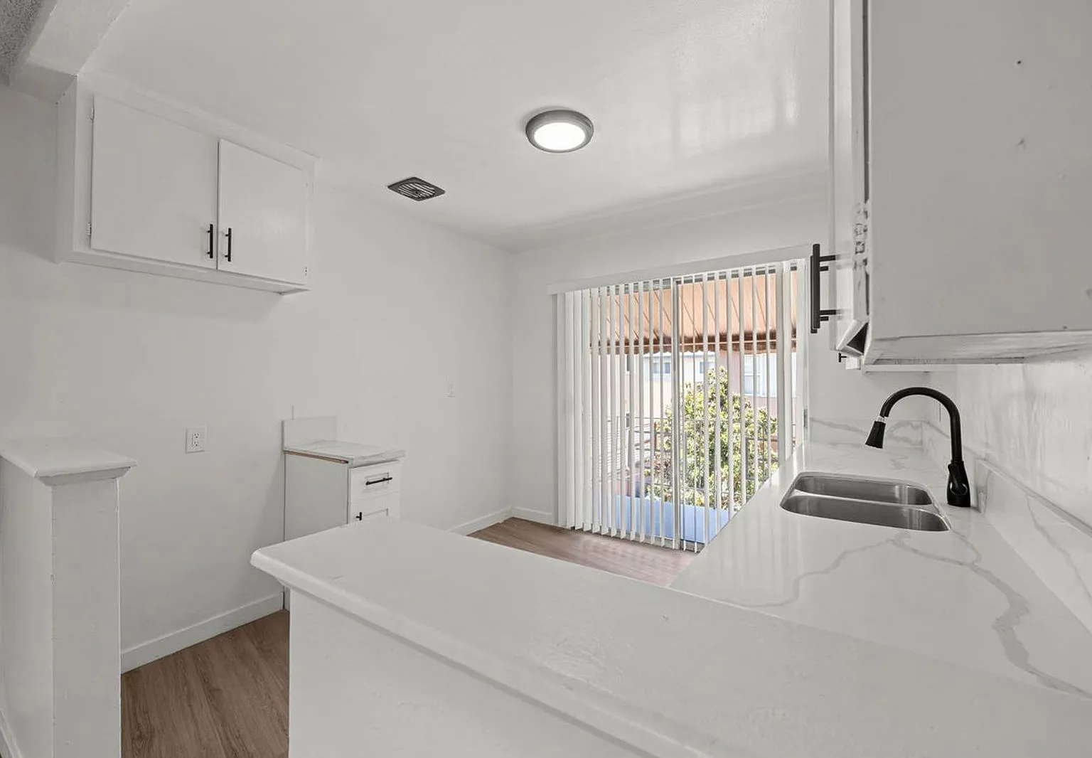 2 bed, 2.0 bath, 775 sqft, $2,026 — Photo 3
