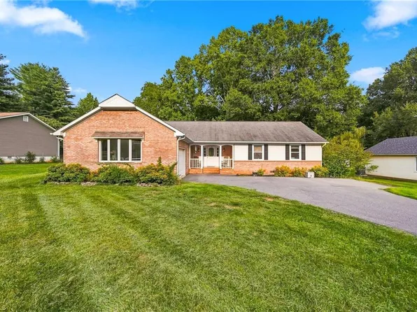 2113 Storm Canyon Rd, Winston Salem, NC 27106