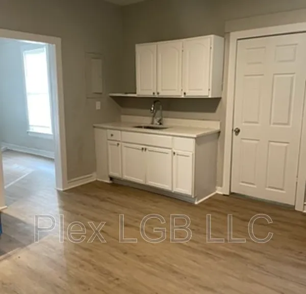1206 Troup St — Photo 3