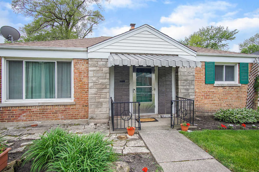 17628 Roosevelt Ave photo 1