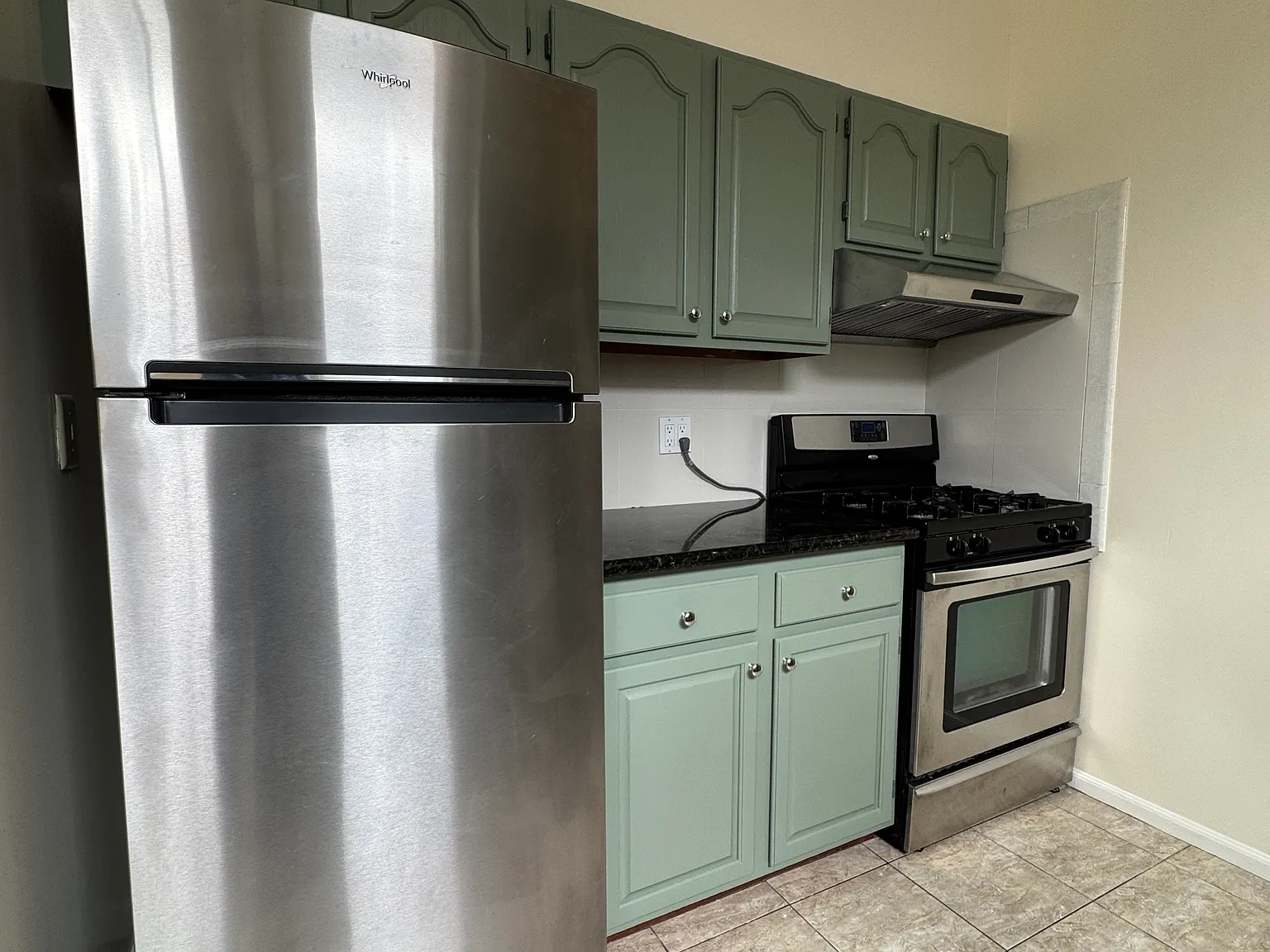 3 bed, 1.5 bath, 1720 sqft, $8,995 — Photo 3