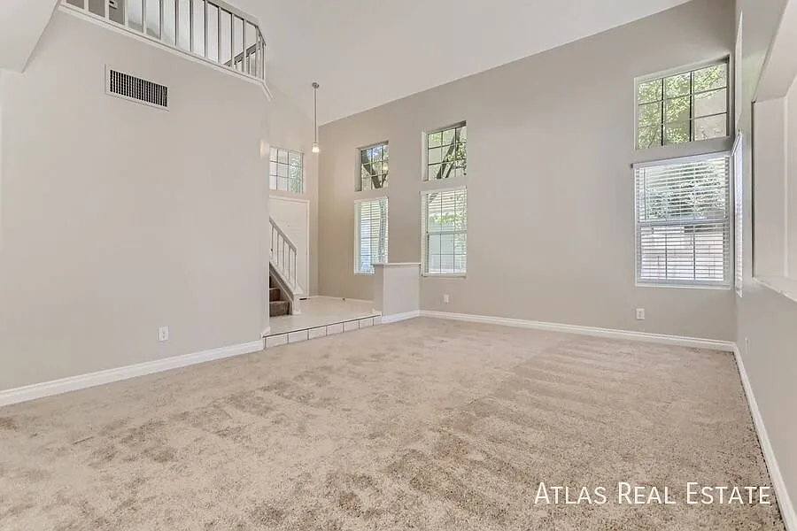 Lovely 4-Bedroom Home Located In Green Valley Neighborhood! — Photo 4