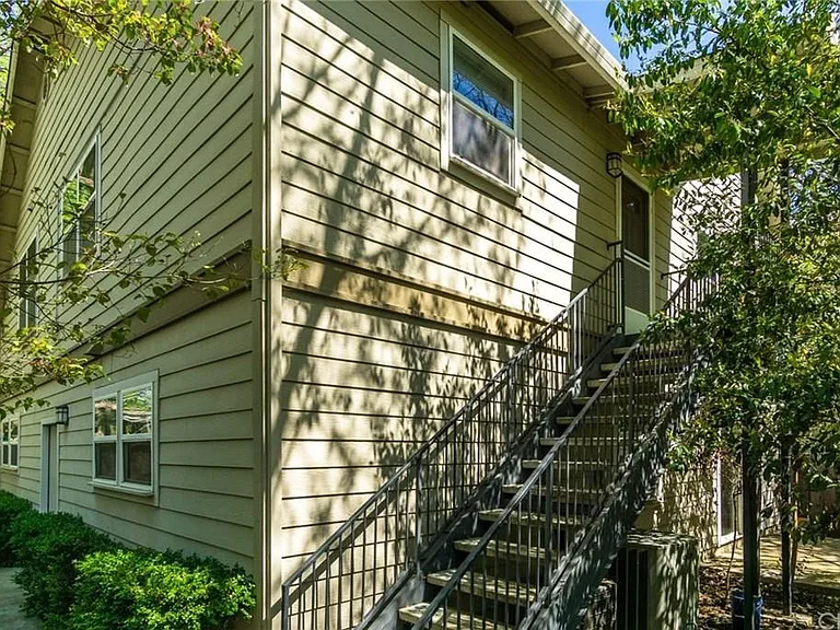 319 W 2nd Ave — Photo 2