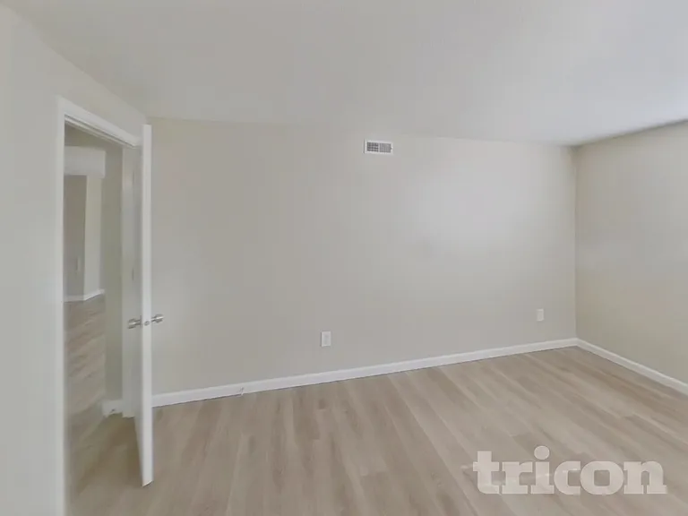 4201 NE 51st St — Photo 14