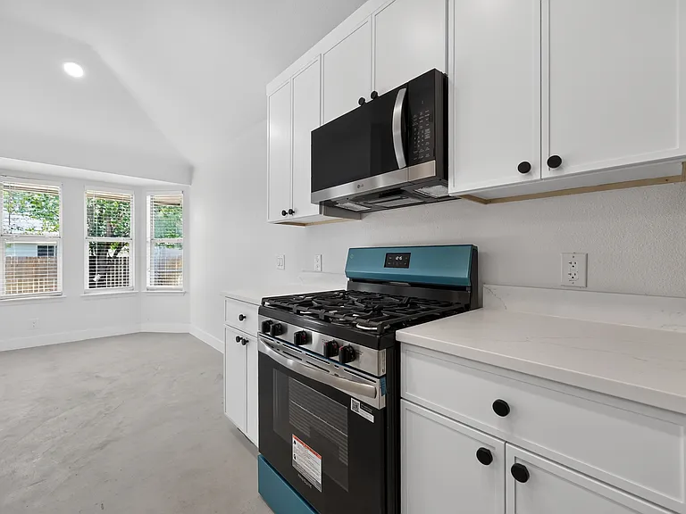 14511 Oliphant St — Photo 9