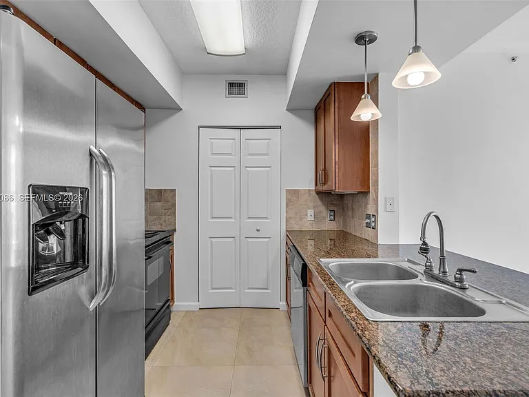 2000 N Bayshore Dr #909 — Photo 11