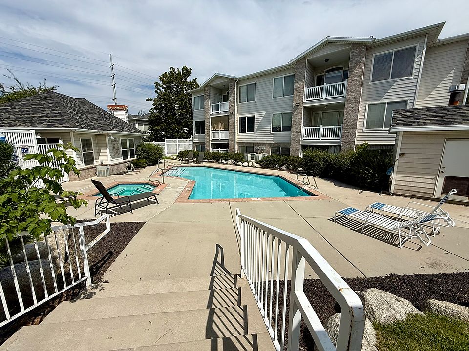 gorgeous pool and hot tub