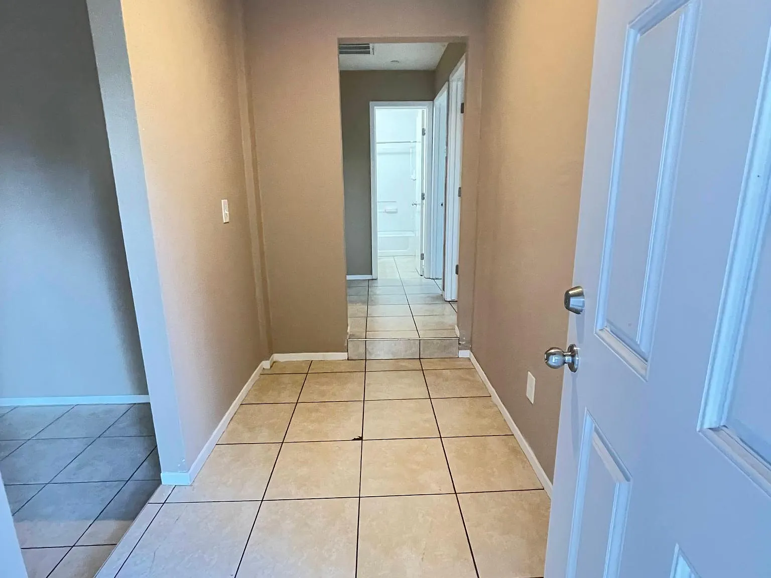 2 bed, 1000 sqft, $1,950 — Photo 2