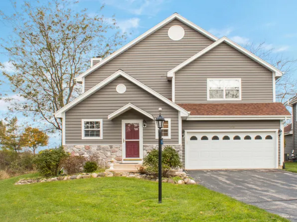 690 Valleyview Ct, Lake Geneva, WI 53147