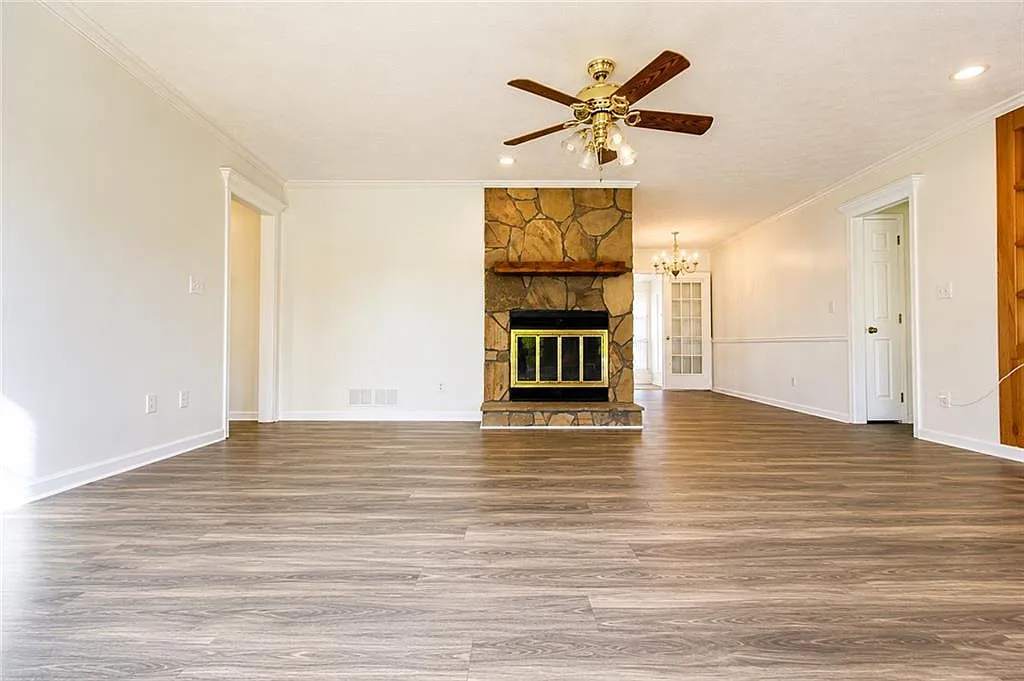 5 bed, 3.0 bath, 2760 sqft, $2,499 — Photo 2