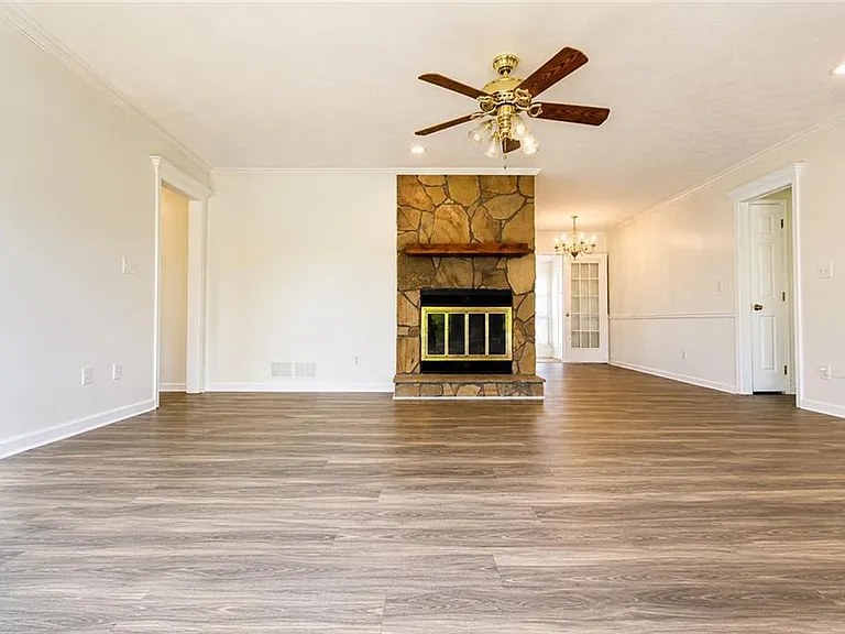818 Springlake Rd — Photo 2