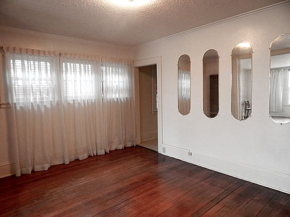 Dinning room with plenty of light