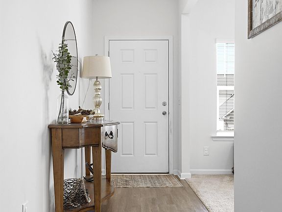 4th image of 28 Valley Cir