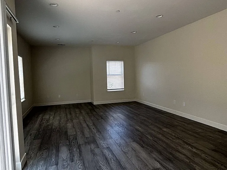 840 Civic Center Dr — Photo 10