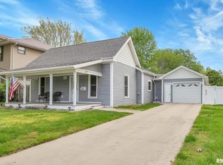 608 N 11th St, Herrin, IL 62948