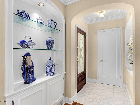 4th image of 1064 Holly Ln