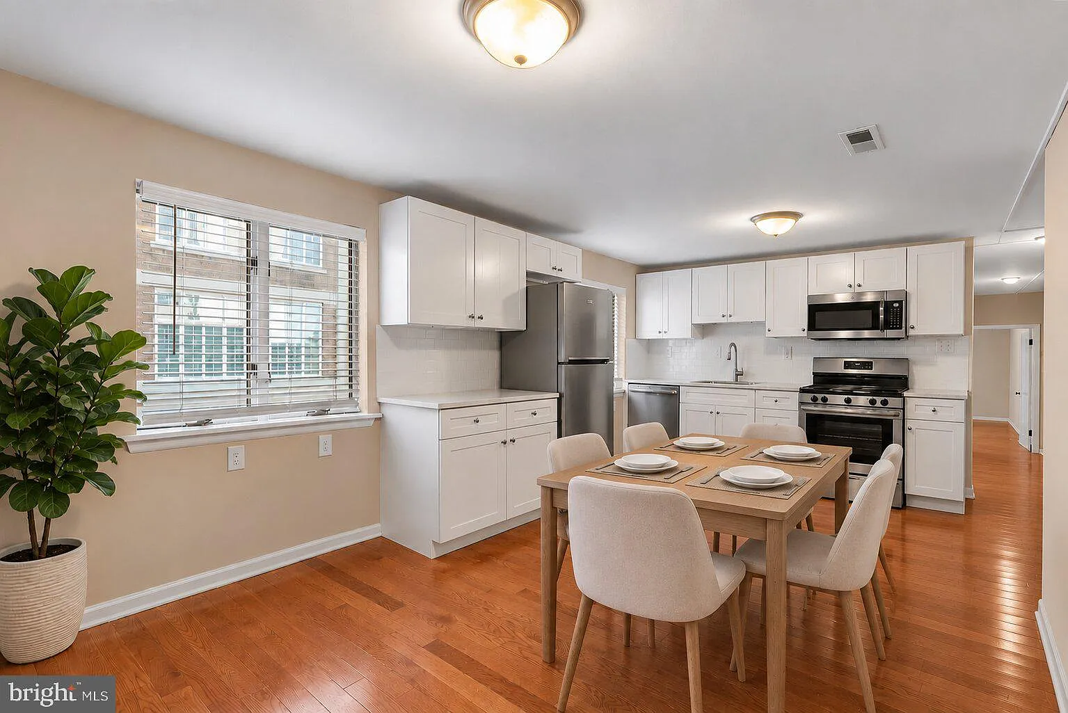 2 bed, 1.0 bath, 775 sqft, $2,500 — Photo 2
