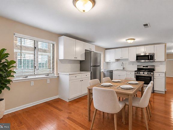 2nd image of 2319 Walnut St #3