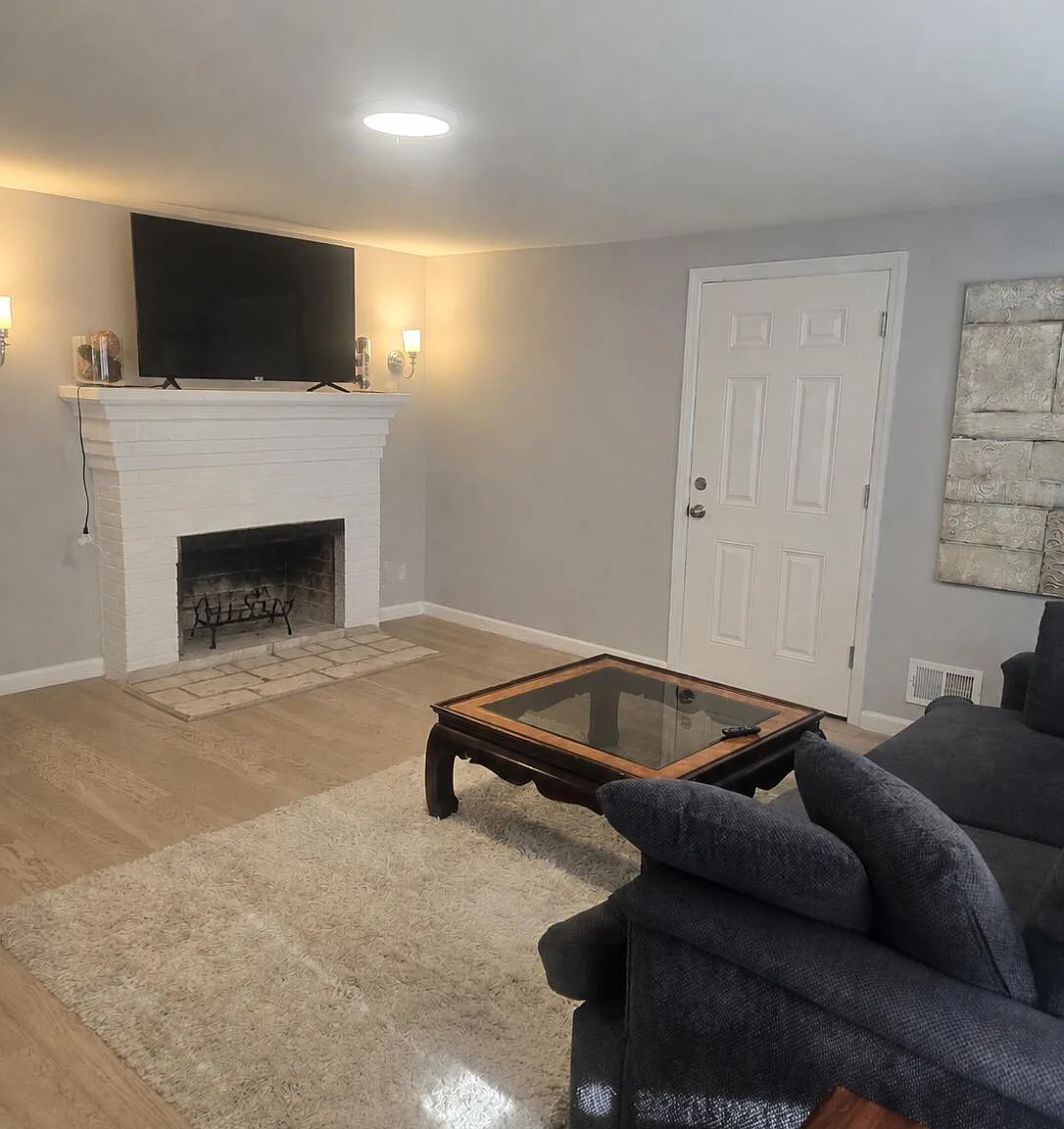 2 bed, 2732 sqft, $2,050 — Photo 2
