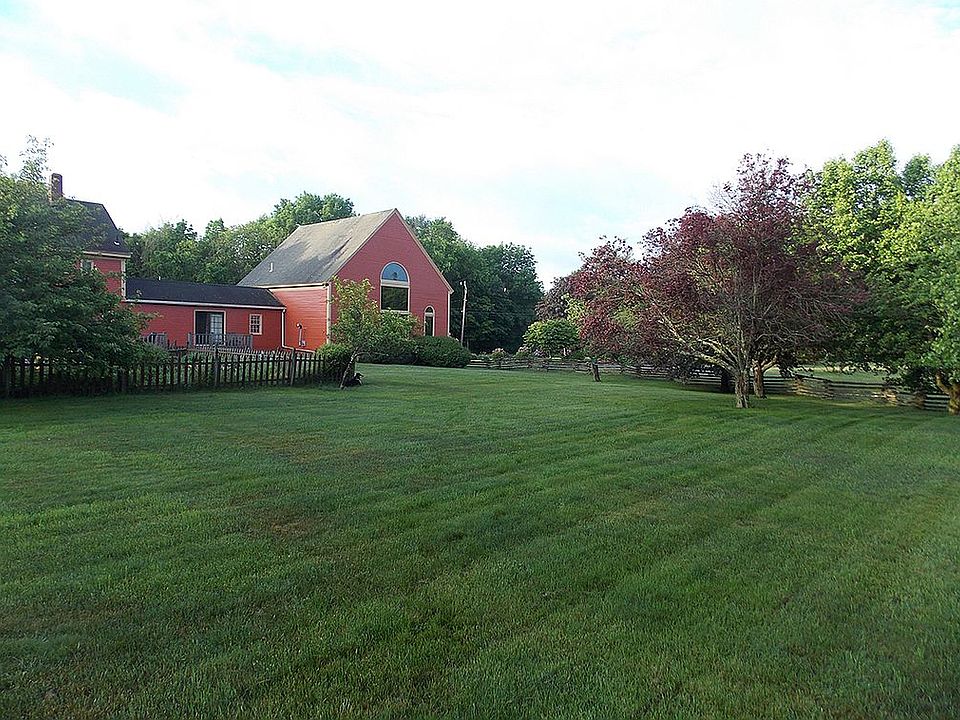 2nd image of 423 E Foxboro St