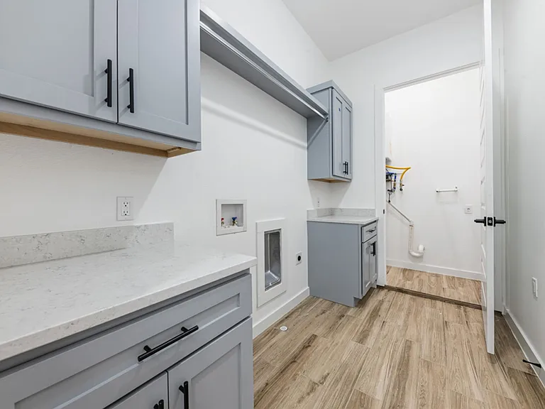 158 S Academy Ave — Photo 13