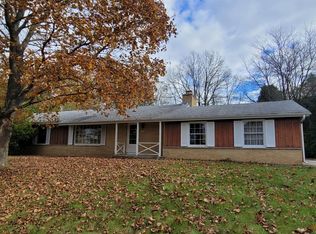 11448 N Meadowbrook Dr, Mequon, WI 53097