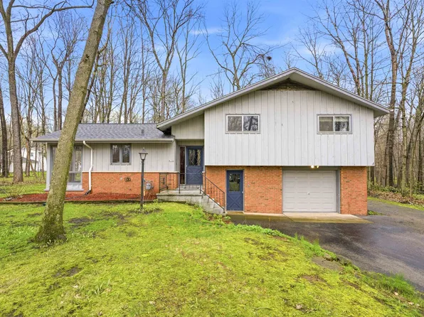 9156 Center Rd, Neenah, WI 54956