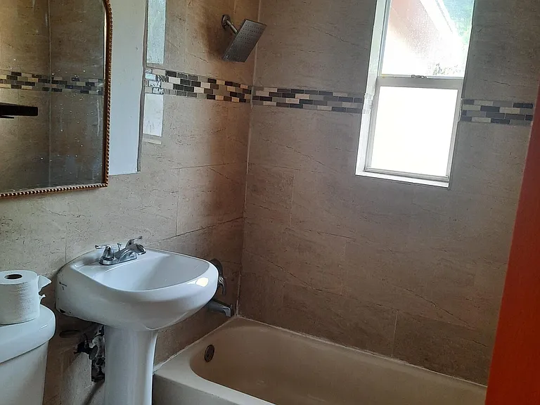 4350 NE 18th Ave — Photo 4
