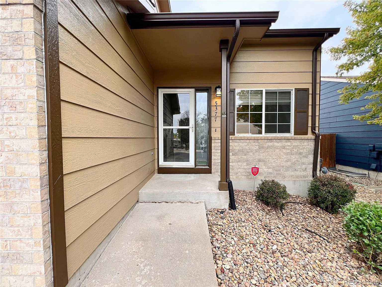 4 bed, 2.5 bath, 2128 sqft, $3,200 — Photo 2