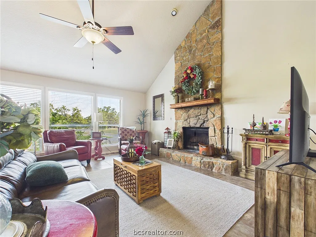 3 bed, 1577 sqft, $2,500 — Photo 4