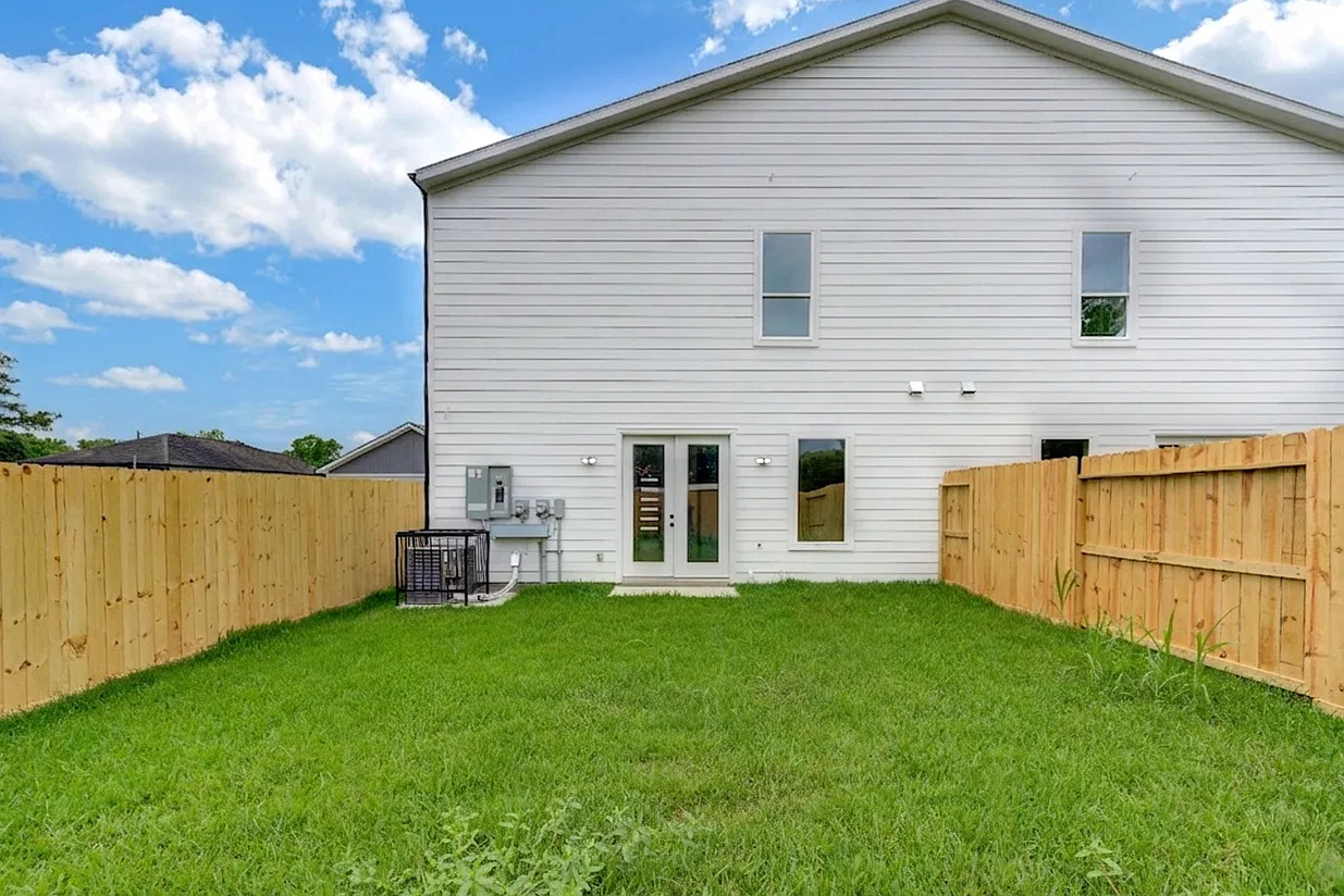 3 bed, 2.5 bath, 2250 sqft, $2,600 — Photo 2