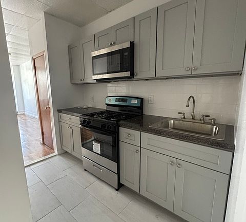 2nd image of 271 Griffith St APT 1r