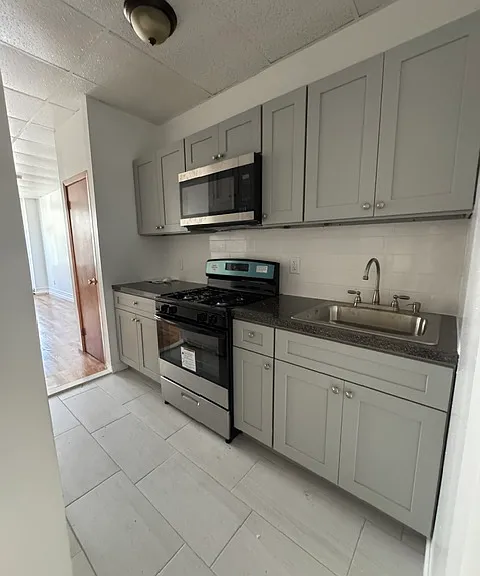 271 Griffith St #1R — Photo 2