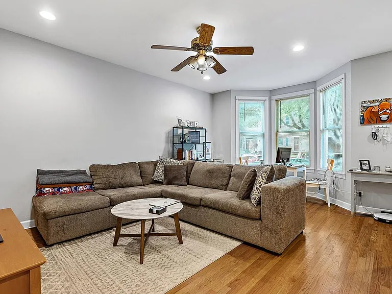 1222 W Fletcher St #1F — Photo 2
