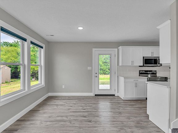 5th image of 3322 SE Long St