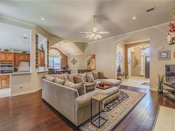 3rd image of 3717 Hillsdale Dr