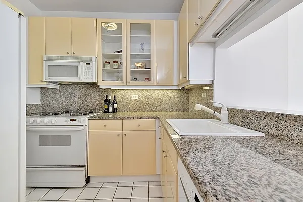 Rented by City Connections Realty | media 4