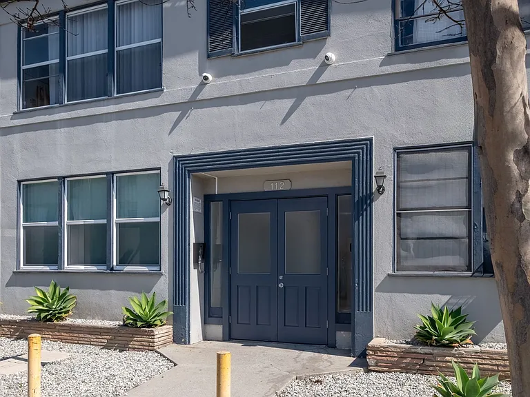 112 N Normandie Ave — Photo 2