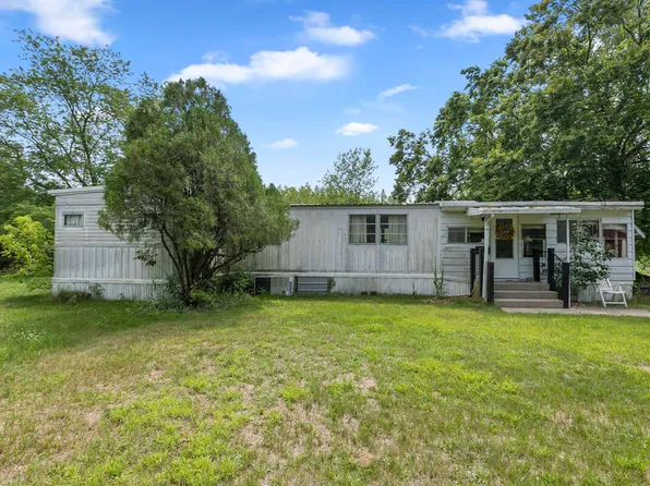 567 4th St, Morley, MI 49336